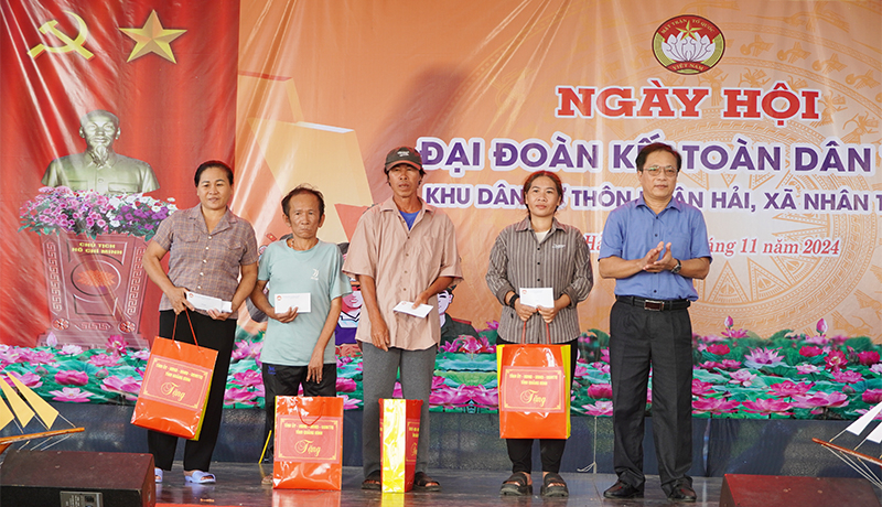 Phó Chủ  tịch Thường trực Ủy ban MTTQVN tỉnh Trương Văn Hởi tặng quà cho các hộ có hoàn cảnh khó khăn.