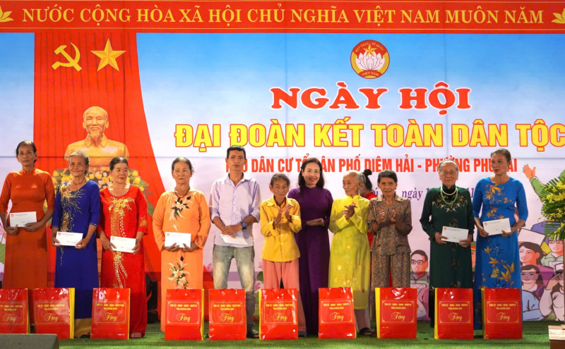 Đồng chí Chủ tịch Ủy ban MTTQVN tỉnh Phạm Thị Hân trao quà hỗ trợ gia đình có hoàn cảnh khó khăn tại tổ dân phố Diêm Hải, phường Phú Hải (TP. Đồng Hới).