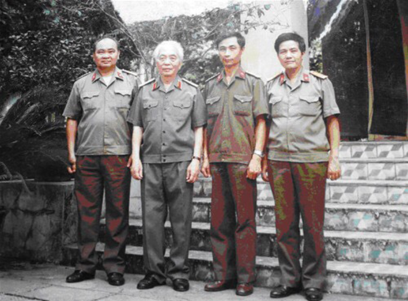 Đại tá Hà Văn Sỹ (thứ 2, phải sang) trong một lần diện kiến Đại tướng Võ Nguyên Giáp.