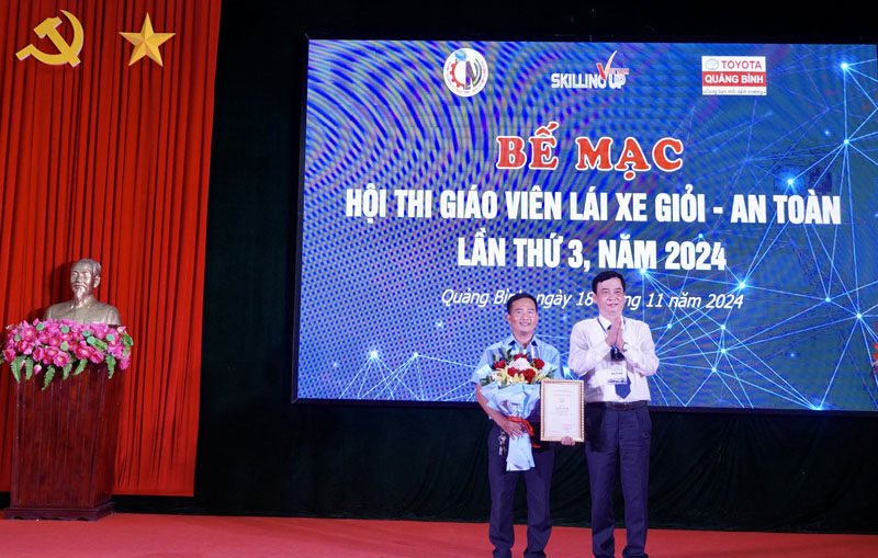 Hiệu trưởng Trường cao đẳng kỹ thuật Công-Nông nghiệp Quảng Bình Đào Hoài Linh trao giải nhất cho thí sinh Trần Xuân Thái.