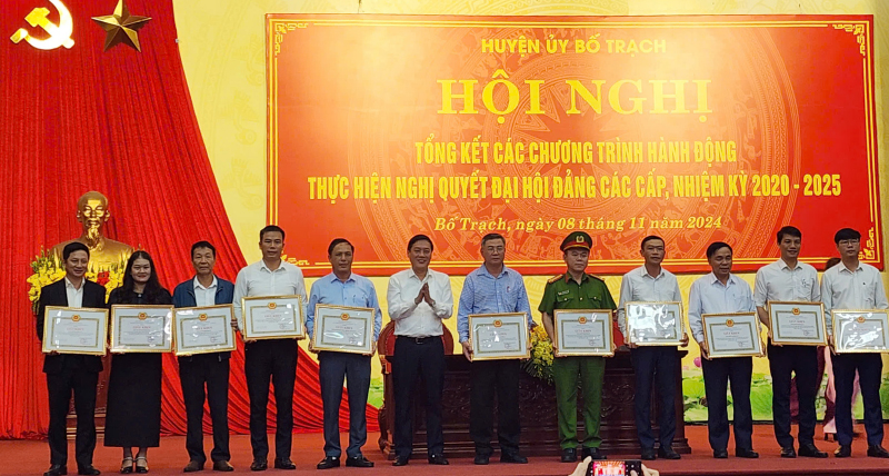 Ban Thường vụ Huyện ủy Bố Trạch khen thưởng các tập thể có thành tích xuất sắc trong thực hiện các chương trình hành động, nghị quyết đại hội đảng các cấp, nhiệm kỳ 2020-2025.