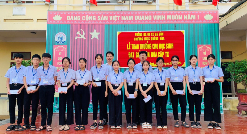 Trao học bổng cho học sinh nghèo vượt khó.