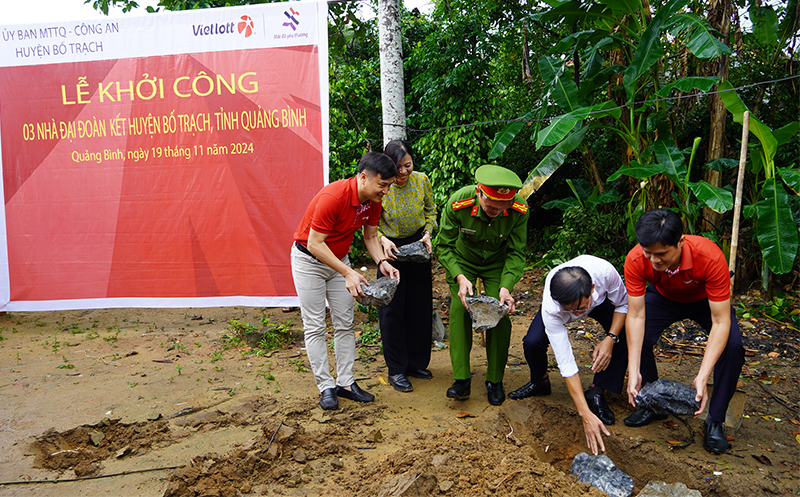 Các đại biểu tham dự lễ động thổ nhà “Đại đoàn kết” của gia đình bà Bùi Thị Thúy Hòa.