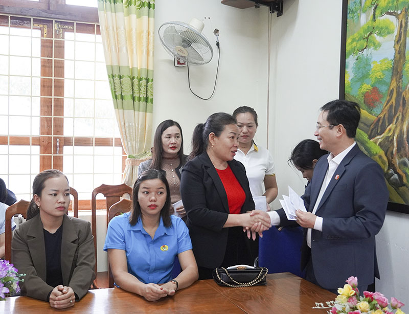 Đại diện lãnh đạo Sở Giáo dục-Đào tạo thăm hỏi, động viên giáo viên, nhân viên có hoàn cảnh đặc biệt khó khăn.