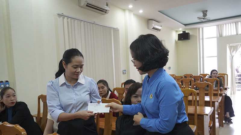 Đại diện Liên đoàn lao động tỉnh tặng quà cho GV