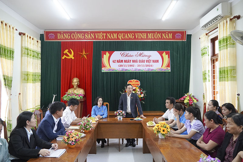 Đại diện lãnh đạo Sở Giáo dục-Đào tạo bày tỏ sự chia sẻ với những khó khăn mà nhiều giáo viên đang gặp phải