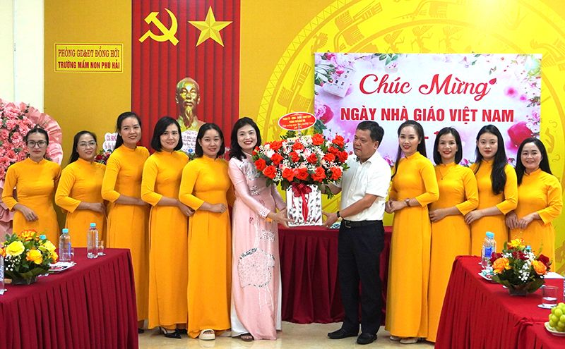 Đồng chí Trần Phong chúc mừng các cô giáo Trường mầm non Phú Hải.