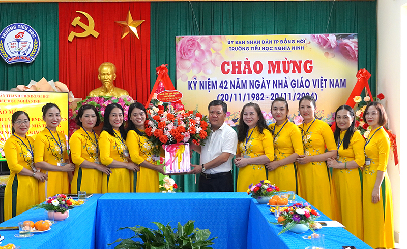Đồng chí Trần Phong chúc mừng thầy, cô giáo Trường tiểu học Nghĩa Ninh.