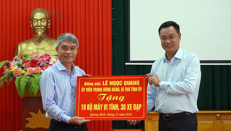 Đồng chí Bí thư Tỉnh ủy Lê Ngọc Quang tặng quà cho huyện Minh Hóa