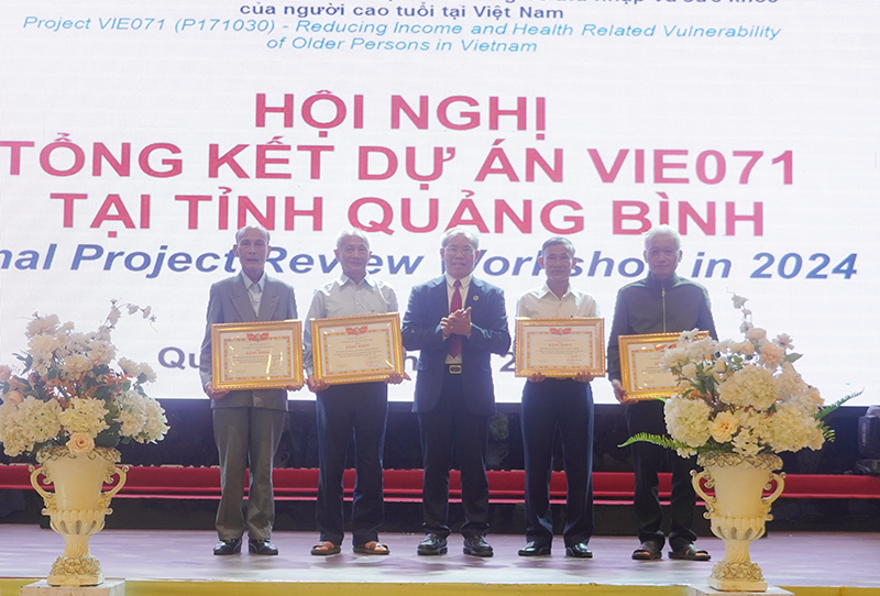 Lãnh đạo Hội Người cao tuổi tỉnh tặng bằng khen cho các tập thể vì đã có thành tích xuất sắc trong thực hiện Dự án VIEO71.