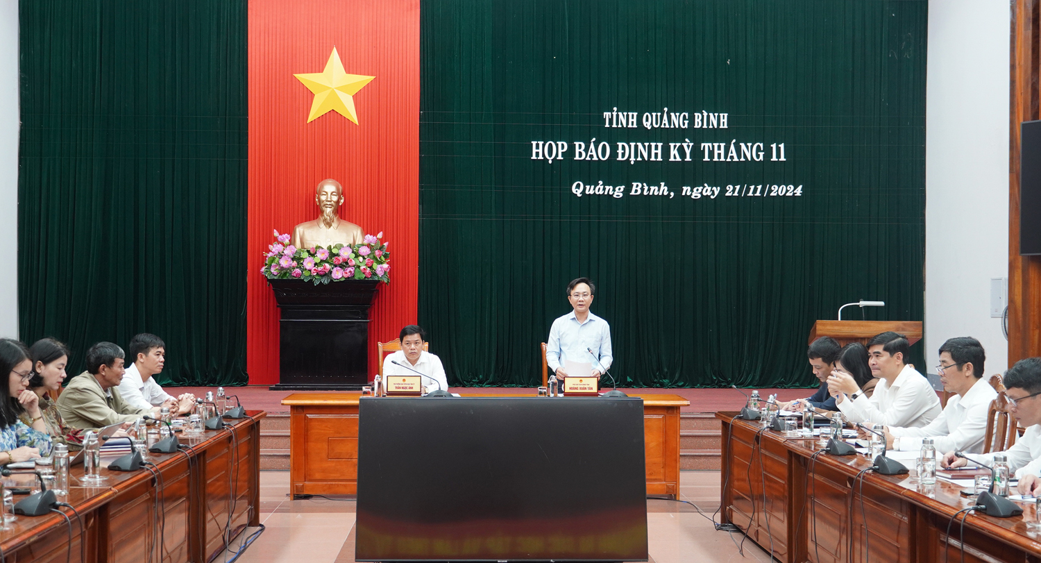 Đồng chí Phó Chủ tịch UBND tỉnh Hoàng Xuân Tân chủ trì buổi họp báo. 