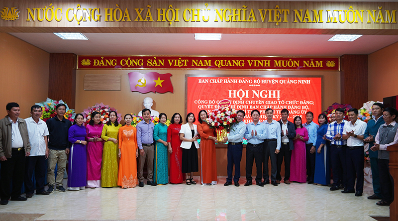 Lãnh đạo huyện Quảng Ninh tặng hoa chúc mừng Ban Chấp hành Đảng uỷ thị trấn Quán Hàu khoá V, nhiệm kỳ 2020-2025.