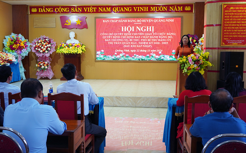 Lãnh đạo huyện Quảng Ninh tặng hoa chúc mừng Ban Chấp hành Đảng uỷ thị trấn Quán Hàu khoá V, nhiệm kỳ 2020-2025.