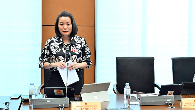 Đồng chí Phó trưởng đoàn chuyên trách Đoàn ĐBQH tỉnh Nguyễn Minh Tâm thảo luận về dự án Thuế Thu nhập doanh nghiệp (sửa đổi)