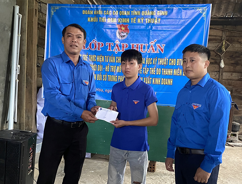 Đoàn Khối các cơ quan tỉnh tặng quà hỗ trợ thanh thiếu niên chậm tiến.