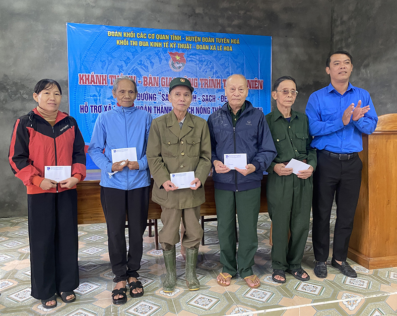 Đại diện Đoàn Khối các cơ quan tỉnh tặng quà cho các gia đình chính sách.