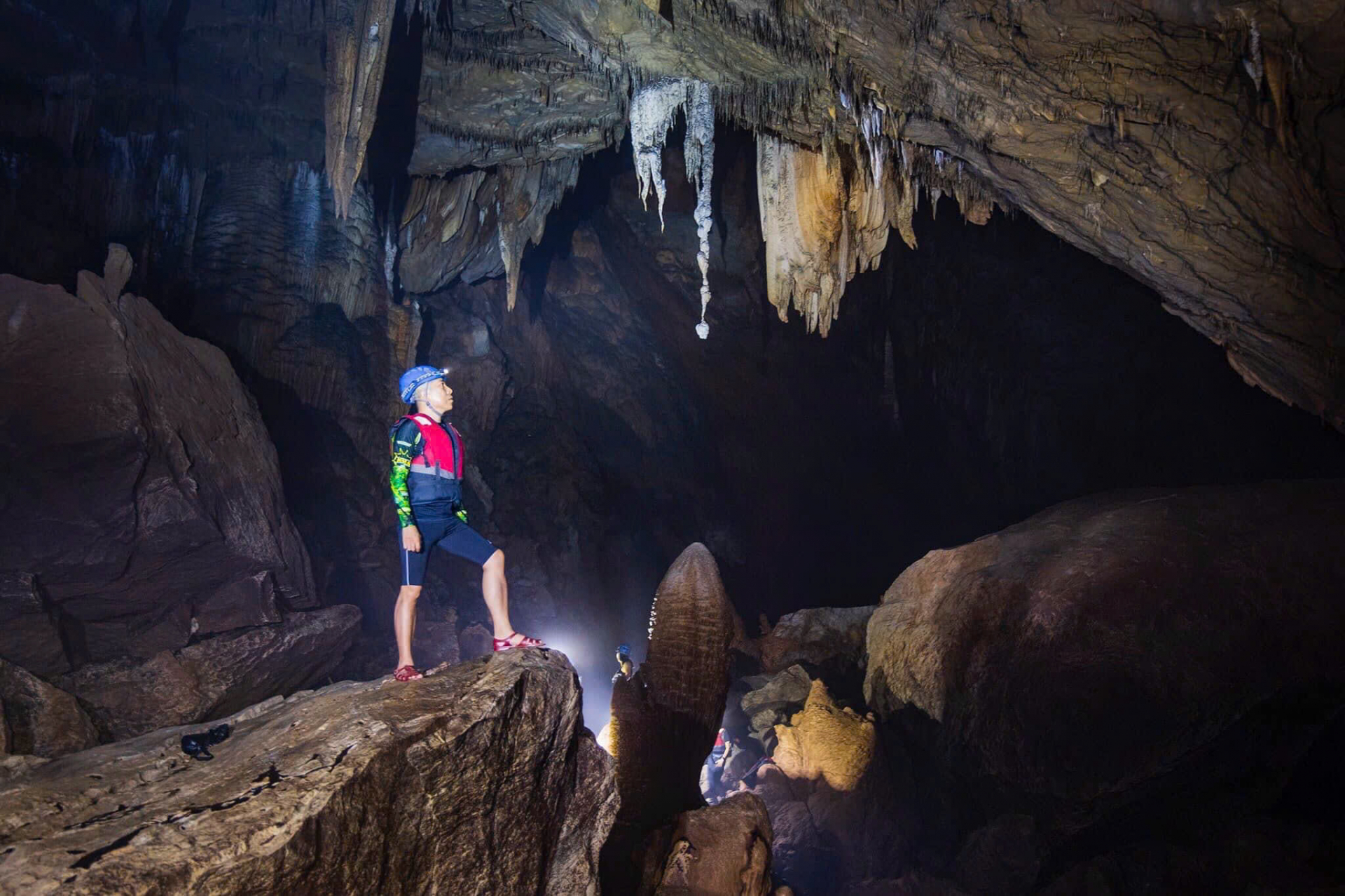 Du khách khám phá động Phong Nha.