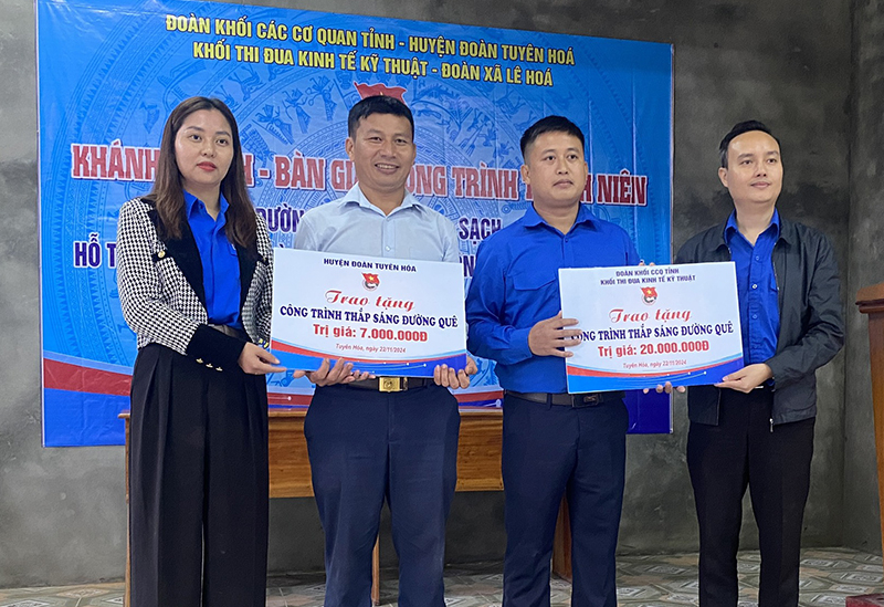 Trao biển tượng trưng hỗ trợ kinh phí công trình tuyến đường “Sáng-xanh-sạch-đẹp” ở thôn Tiền Phong (xã Lê Hóa, Tuyên Hóa)