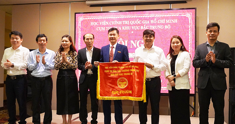 Trường Chính trị tỉnh Quảng Bình bàn giao cờ luân phiên đơn vị Cụm trưởng cho Trường Chính trị Lê Duẩn (Quảng Trị).