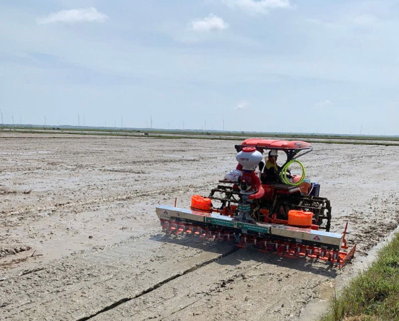 Nông dân huyện Quảng Ninh sử dụng máy gieo sạ cụm để sản xuất lúa.