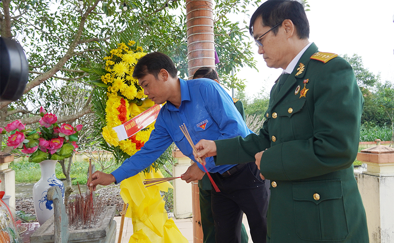 Dâng hương tại Nghĩa trang Liệt sỹ thị trấn Nông trường Việt Trung (Bố Trạch).