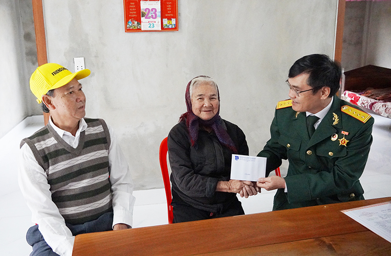 Thăm, tặng quà cho gia đình chính sách tại thị trấn Nông trường Việt Trung (Bố Trạch).