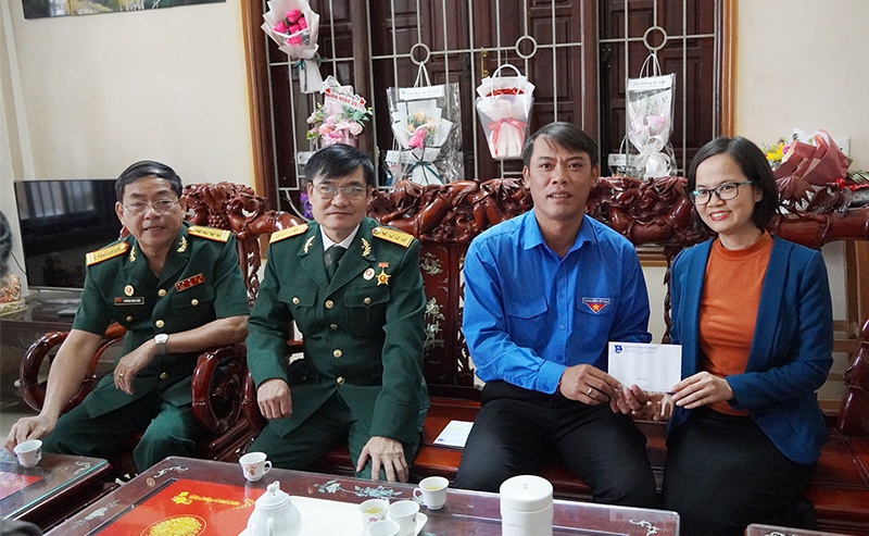 Thăm, tặng quà cho gia đình chiến sỹ đang làm nhiệm vụ ở biên giới, hải đảo tại thị trấn Nông trường Việt Trung (Bố Trạch).