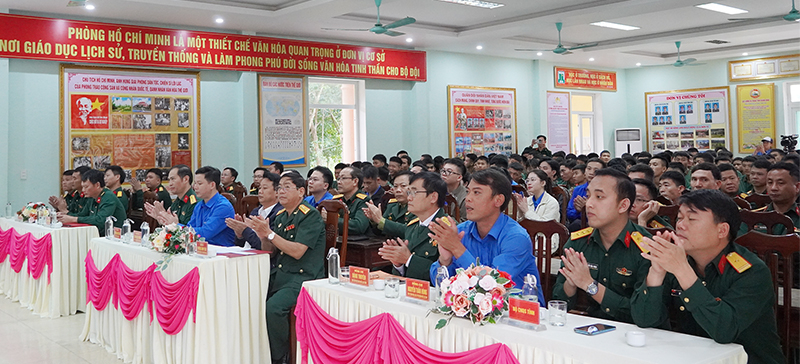 Các đại biểu tham dự chương trình giao lưu văn nghệ.