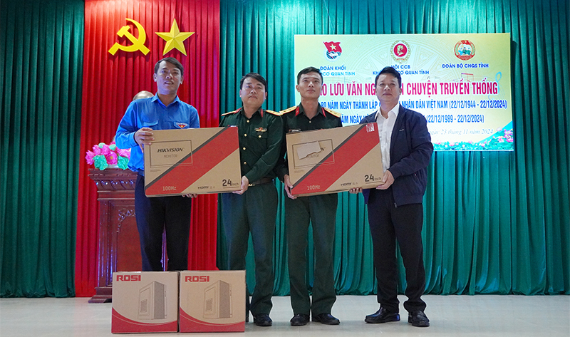 Đại diện Đảng ủy, Đoàn Khối các cơ quan tỉnh tặng máy vi tính cho Trung đoàn 996.