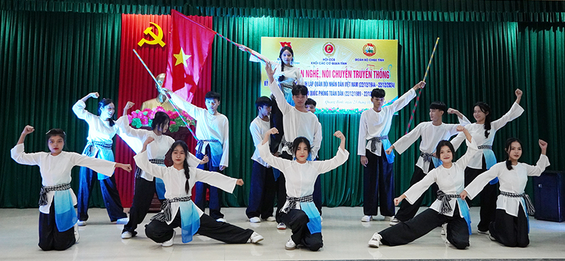  Văn nghệ chào mừng.