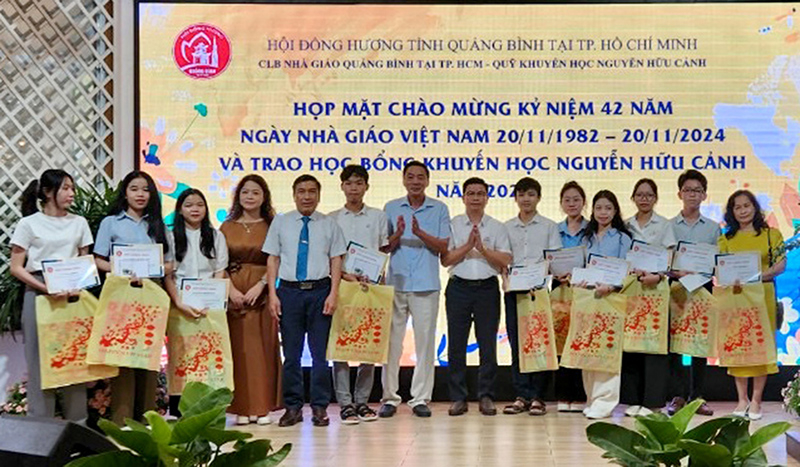 Trao học bổng cho các em học sinh, sinh viên