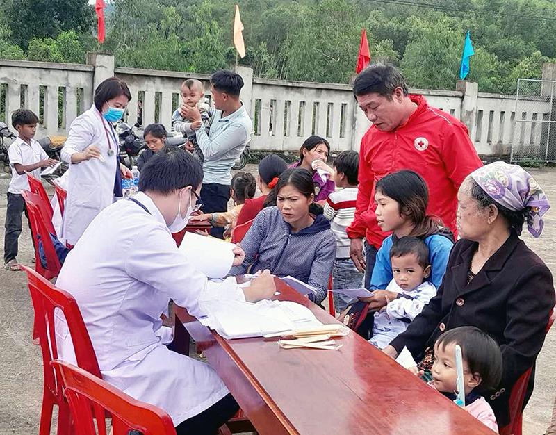 Khám và cấp phát thuốc miễn phí cho người dân xã Trường Xuân, huyện Quảng Ninh.