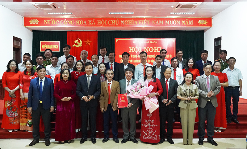 Đồng chí Chủ tịch Ủy ban MTTQVN tỉnh Phạm Thị Hân và các đồng chí lãnh đạo huyện Quảng Trạch trao quyết định và tặng hoa chúc mừng Đảng bộ xã Phù Cảnh.