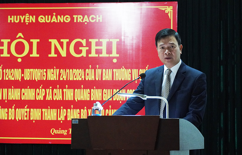 Lãnh đạo huyện Quảng Trạch phát biểu giao nhiệm vụ.