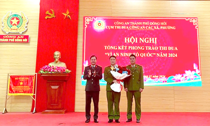 Chỉ huy Công an TP. Đồng Hới tặng hoa chúc mừng đơn vị cụm trưởng và cụm phó Cụm thi đua Công an các xã, phường TP. Đồng Hới năm 2025.