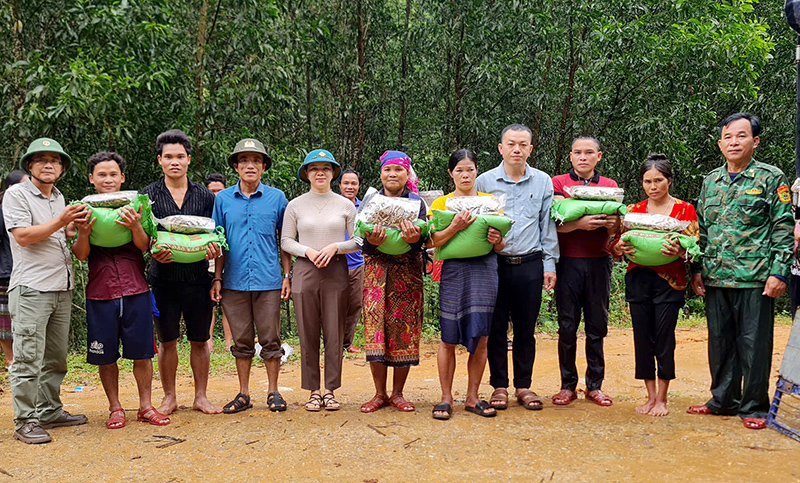 Trao quà cho đồng bào