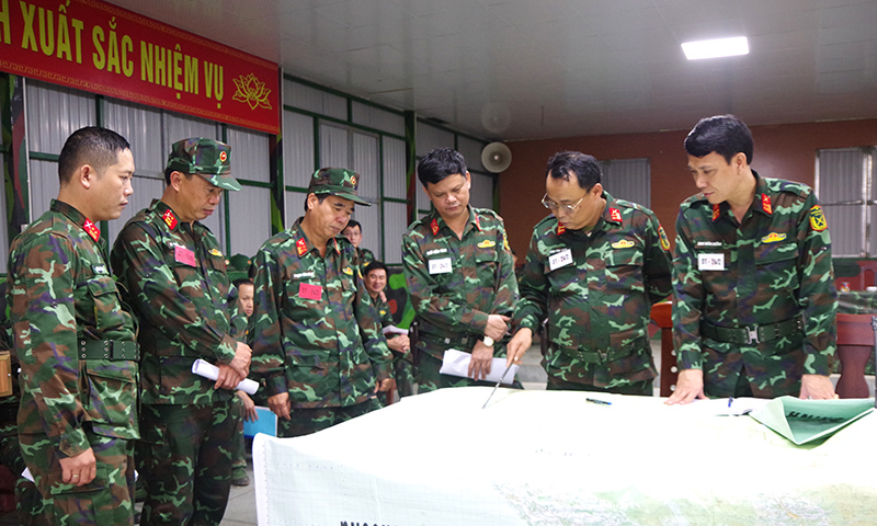 Thực hành xử trí tình huống trong tác chiến phòng thủ.