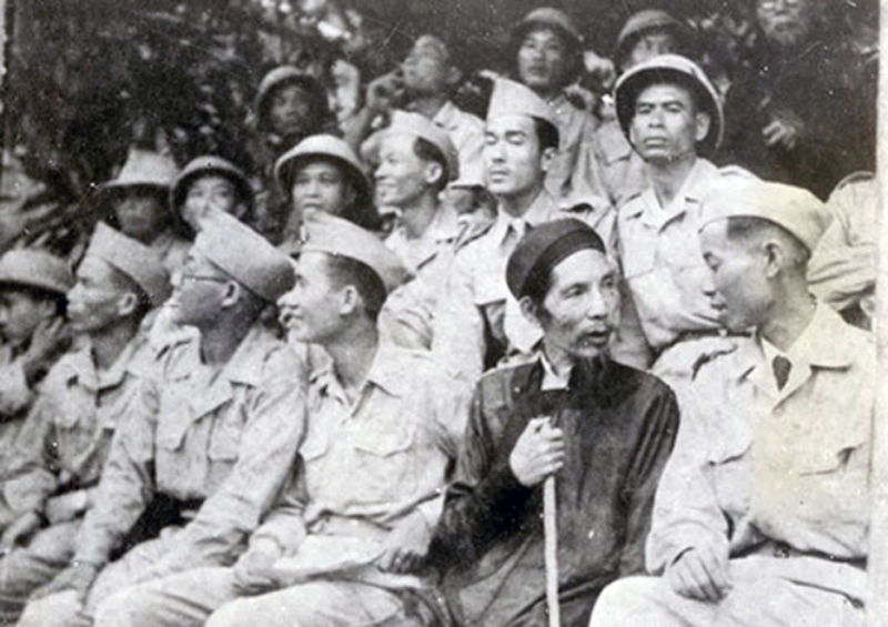 Thiếu tướng Hoàng Sâm (bên phải) đang nói chuyện với cụ Bùi Kỷ (Chủ tịch Uỷ ban Liên Việt) tại Đại hội Luyện quân lập công do quân và dân Liên khu 3 tổ chức tại Sở Kiện, Phủ Lý, Hà Nam, năm 1948.    Ảnh: Tư liệu