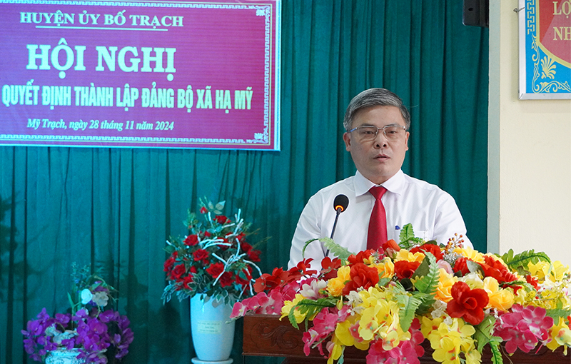 Đại diện lãnh đạo Huyện ủy Bố Trạch phát biểu giao nhiệm vụ.