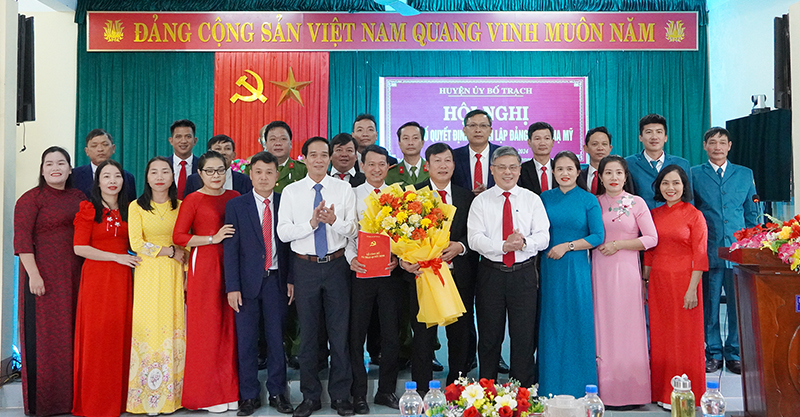 Lãnh đạo huyện Bố Trạch tặng hoa chúc mừng Đảng bộ xã Hạ Mỹ.