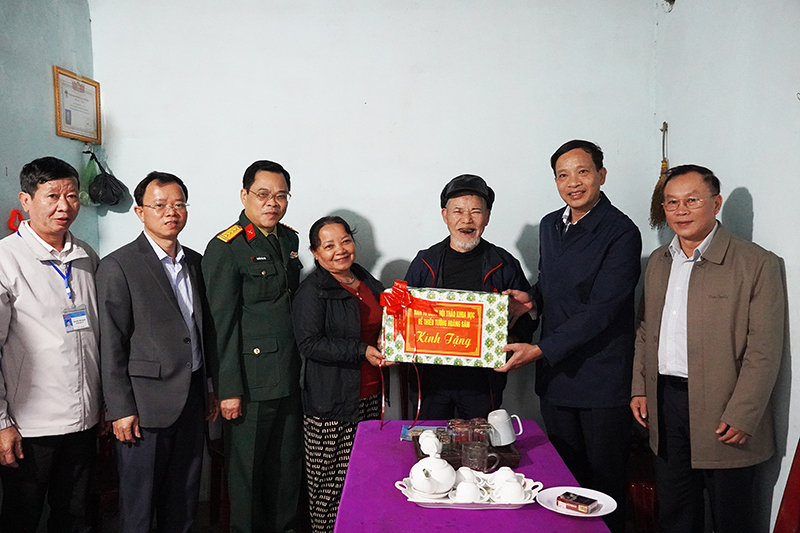 Ban Tổ chức hội thảo khoa học về Thiếu tướng Hoàng Sâm tặng quà các gia đình chính sách ở xã Văn Hóa.