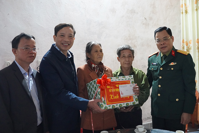: Ban Tổ chức hội thảo khoa học về Thiếu tướng Hoàng Sâm tặng quà các gia đình chính sách ở xã Văn Hóa.
