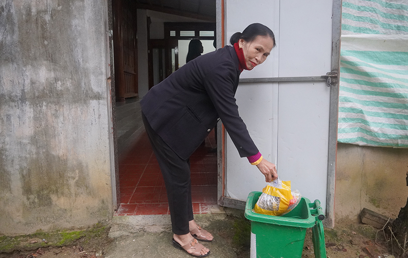 Phụ nữ thôn Liên Hóa, xã Mai Hóa phân loại rác tại nhà.