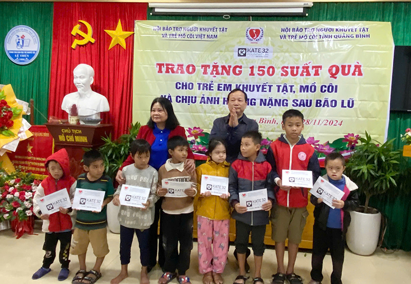 Đoàn công tác trao quà cho người khuyết tật và trẻ mồ côi tại huyện Lệ Thủy.