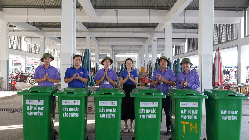 Thành đoàn tặng thùng rác cho Ban quản lý chợ TP. Đồng Hới.