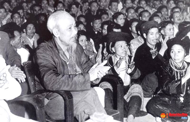 Bác Hồ với đồng bào các dân tộc Hà Giang, tháng 3-1961. Ảnh tư liệu 