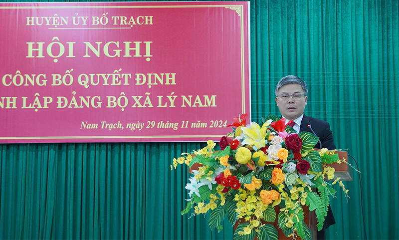Đại diện lãnh đạo Huyện ủy Bố Trạch phát biểu giao nhiệm vụ.