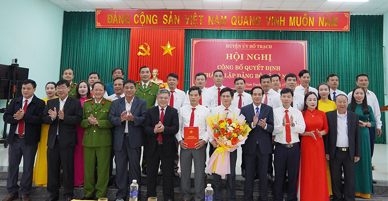 Đại diện lãnh đạo huyện Bố Trạch tặng hoa chúc mừng Đảng bộ xã Lý Nam.