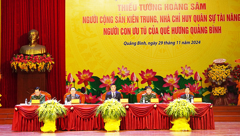 Các đồng chí lãnh đạo tỉnh và Viện Lịch sử Quân sự - Bộ Quốc phòng chủ trì hội thảo.