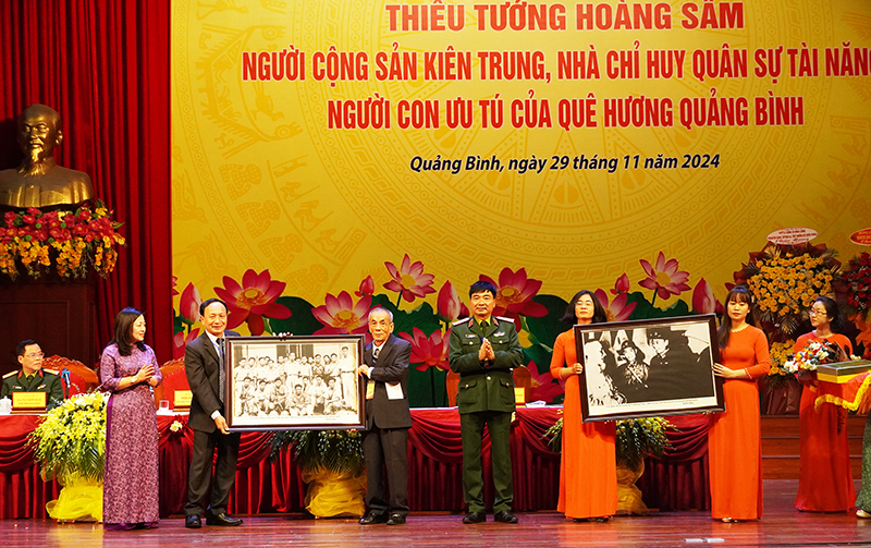 Gia đình Thiếu tướng Hoàng Sâm trao tặng ảnh tư liệu, hiện vật của Thiếu tướng cho tỉnh Quảng Bình và Bộ Tư lệnh Quân khu 3.